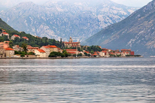 Karadağ 'ın Adriyatik Denizi' nin Kotor Körfezi kıyısındaki tarihi Prcanj kasabasının panoramik manzarası