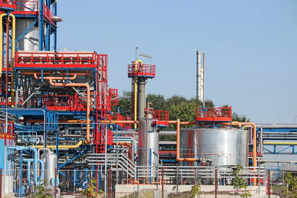 Нефтепроводы нефтехимического завода — стоковое фото