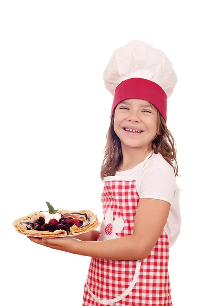 Menina feliz cozinhar com deliciosos crepes doces — Fotografia de Stock