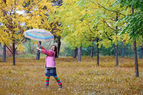 Glückliches kleines Mädchen im Herbstpark — Stockfoto