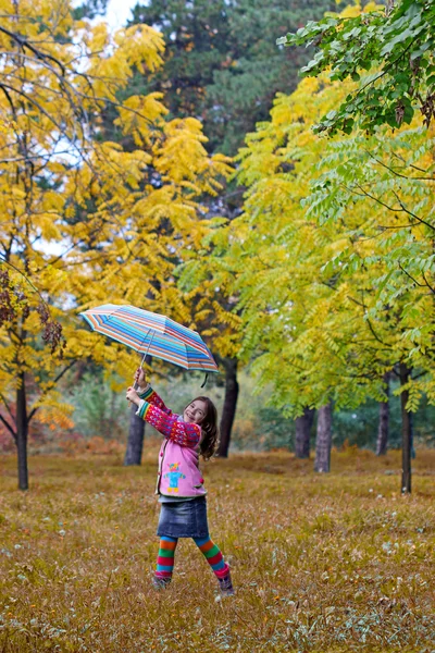 快乐的小女孩，在人工增雨公园 — 图库照片