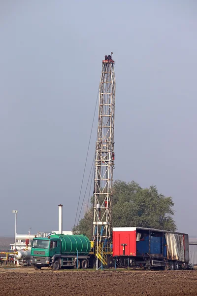 Plataforma de perforación de petróleo terrestre en el campo petrolífero — Foto de Stock