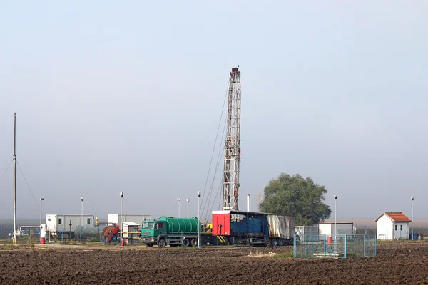 Plataforma de perforación de petróleo en el campo petrolífero —  Fotos de Stock