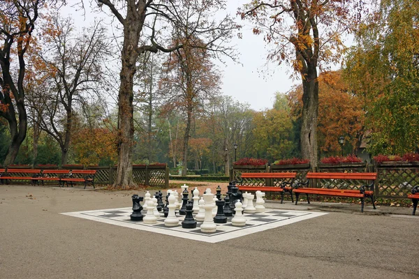 Park z figury szachowe jesieni — Zdjęcie stockowe