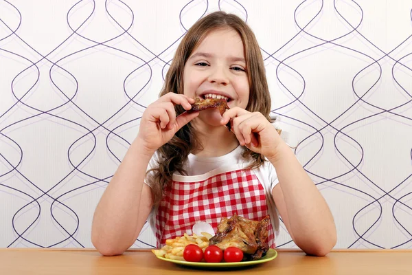 Chica hambrienta comiendo alas de pollo — Foto de Stock