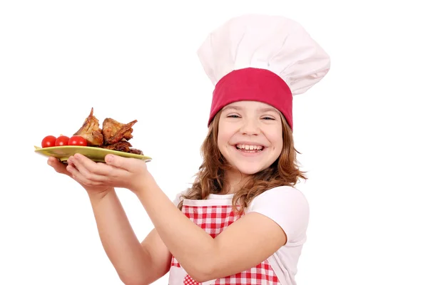 Happy little girl cook with grilled chicken wings — Stock Photo, Image