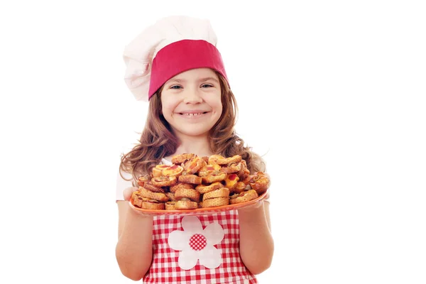 Mutlu küçük kız pişirmek plaka üzerinde bruschetta ile — Stok fotoğraf