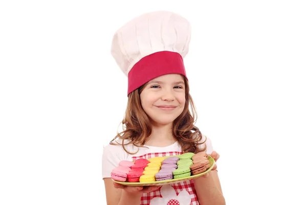 Feliz niña cocinero con macarrones —  Fotos de Stock