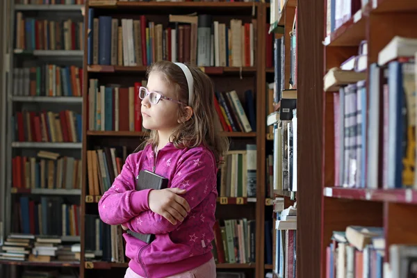 Śliczną dziewczynkę w bibliotece — Zdjęcie stockowe