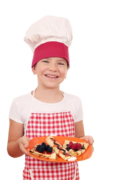 Feliz niña cocinero con crepes dulces — Foto de Stock