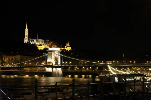 Fishermans Bastion i most łańcuchowy Budapeszt nocą — Zdjęcie stockowe