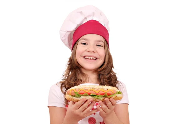 Menina feliz cozinhar com cachorro quente — Fotografia de Stock