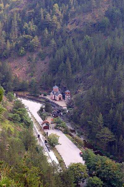 Kleine kerk onder heuvel Servië — Stockfoto