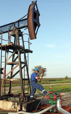 Petrol sahası üzerinde çalışan petrol işçisi
