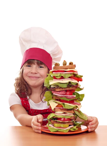 Feliz niña cocinero con gran sándwich — Foto de Stock