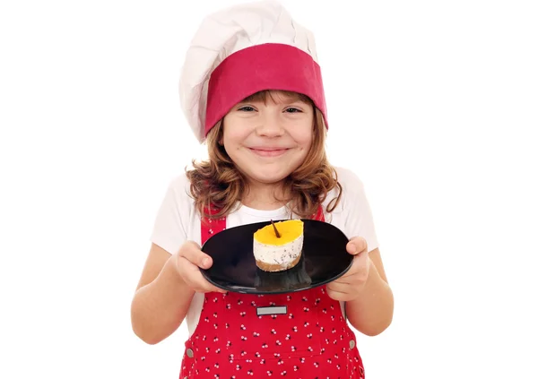 Щаслива маленька дівчинка готує торт на тарілці — стокове фото