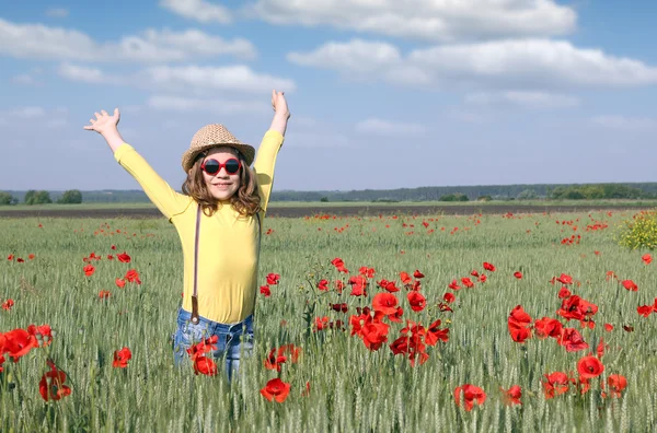 Heureuse petite fille dans une prairie de printemps — Photo