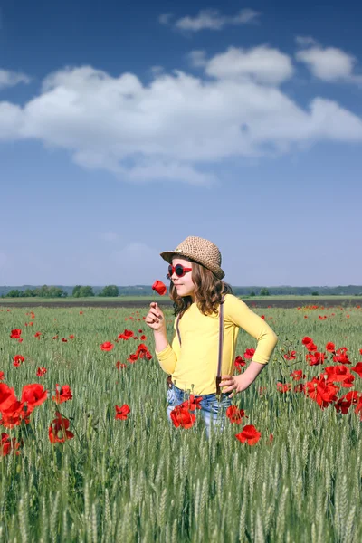 Petite fille avec fleur de pavot printemps saison — Photo