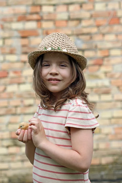 Menina feliz segurando pouco frango — Fotografia de Stock