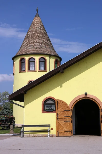 Gelber Pferdestall Bauernhof Jahrgang — Stockfoto