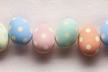 Pembe arka planda renkli paskalya yumurtaları