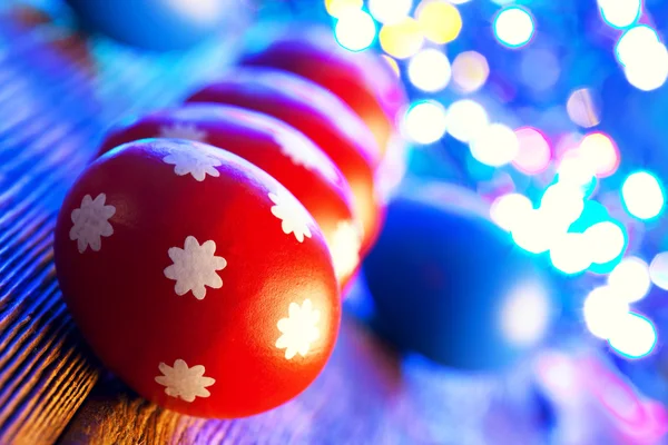 Huevos rojos de Pascua sobre fondo de iluminación —  Fotos de Stock