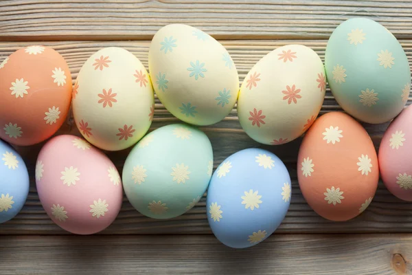 Ovos de Páscoa coloridos em tábuas de madeira — Fotografia de Stock