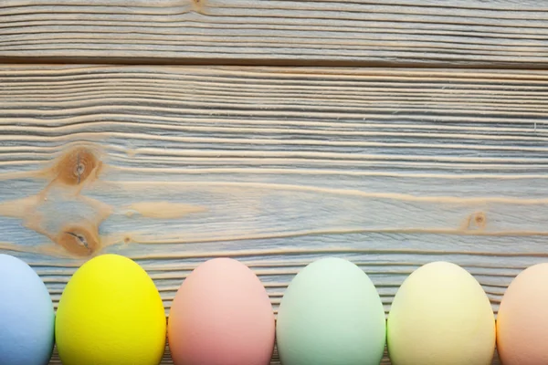 Gekleurde Pasen eieren op houten planken — Stockfoto