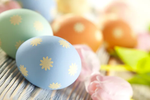 Uova di Pasqua in colori pastello e fiori primaverili — Foto Stock