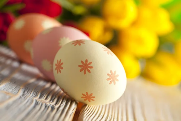 Uova di Pasqua in colore pastello su sfondo astratto — Foto Stock