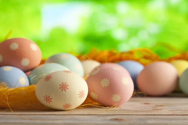 Huevos de Pascua de colores sobre fondo natural —  Fotos de Stock