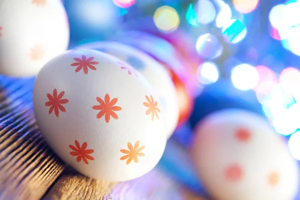 Huevos de Pascua blancos sobre fondo de iluminación —  Fotos de Stock