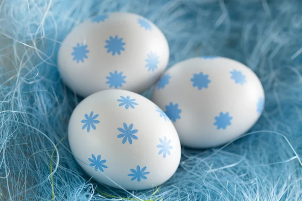 Ovos de Páscoa brancos em ninho azul — Fotografia de Stock