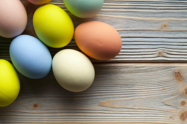 Huevos de Pascua de colores en tablones de madera —  Fotos de Stock