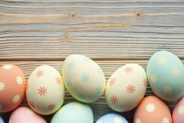 Huevos de Pascua de colores en tablones de madera —  Fotos de Stock