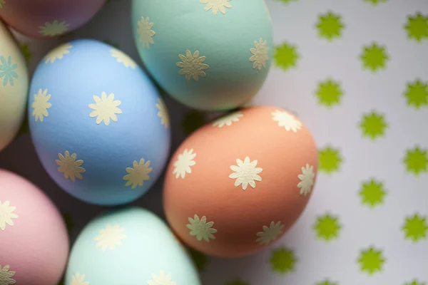 Ovos de Páscoa coloridos sobre fundo modelado — Fotografia de Stock