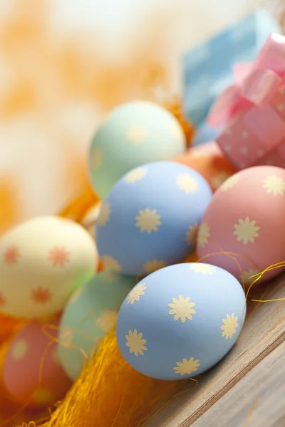 Χρωματιστά Πασχαλινά αυγά σε παστέλ χρώματα σε αφηρημένα φόντο — Φωτογραφία Αρχείου