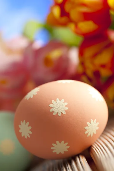 Uovo di Pasqua arancione e fiori primaverili colorati — Foto Stock