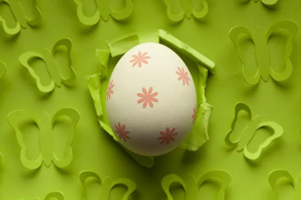 Uovo di Pasqua bianco su sfondo verde dall'alto — Foto Stock