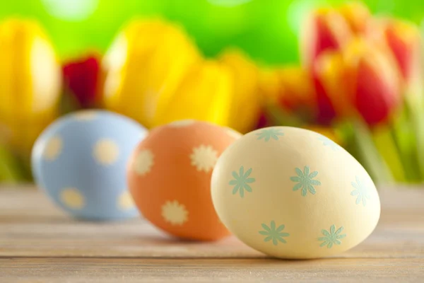 Tre uova di Pasqua sul tavolo di legno — Foto Stock