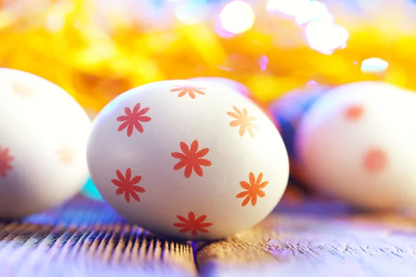 Oeufs de Pâques blancs sur fond coloré — Photo