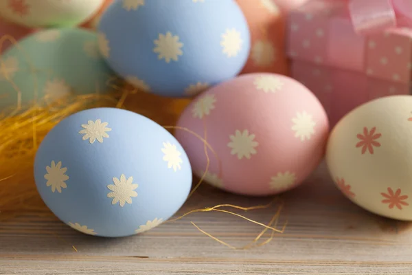 Œufs de Pâques colorés dans des couleurs pastel et boîtes-cadeaux — Photo