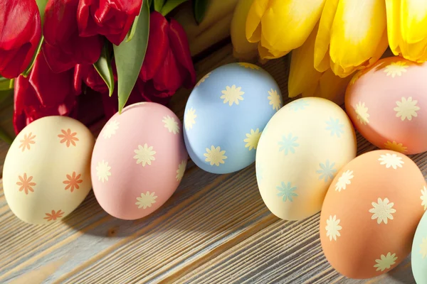 Fiori colorati e uova di Pasqua — Foto Stock