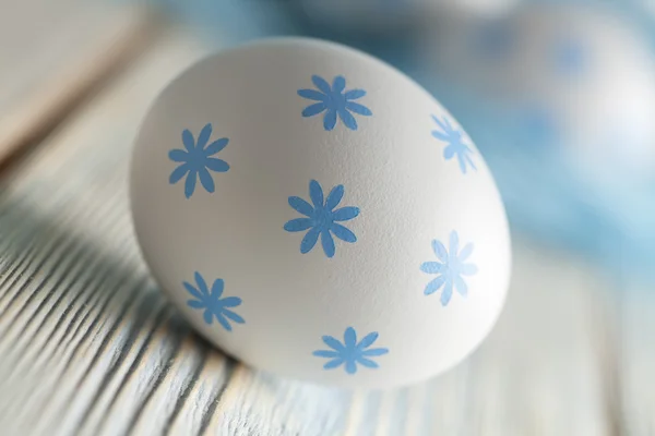 Huevos de Pascua sobre fondo azul —  Fotos de Stock