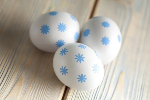 Tre uova di Pasqua bianche su tavola di legno — Foto Stock