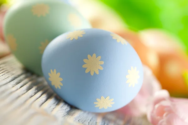 Huevos de Pascua coloridos en mesa de madera —  Fotos de Stock