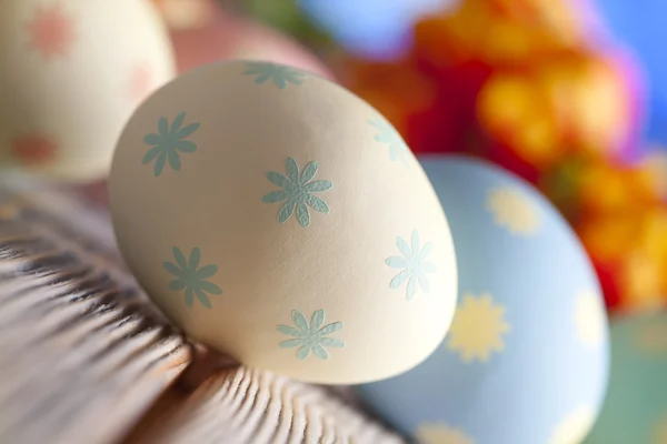 Húsvéti tojás és színes virágok — Stock Fotó