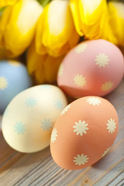 Uova di Pasqua in colore pastello e fiori — Foto Stock