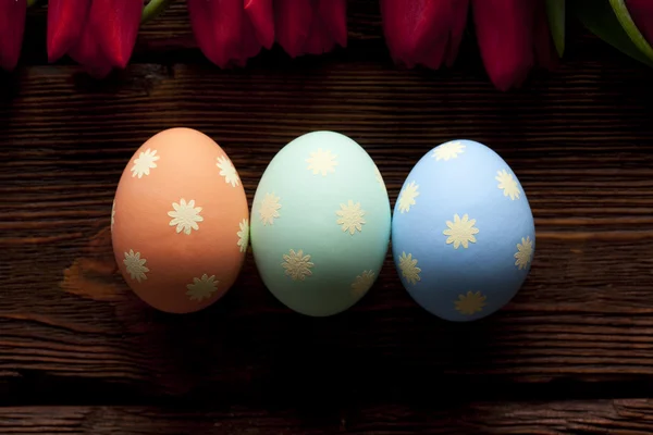 Ahşap plakalar üzerinde üç Paskalya yumurtaları — Stok fotoğraf