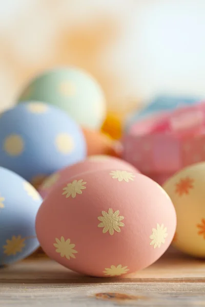 Colorful Easter eggs on abstract background — Stock Photo, Image